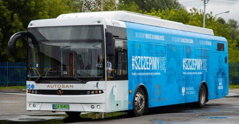 Chętni do zaszczepienia się przeciwko COVID-19 w: Pruchniku, Radymnie, Stubnie, Rokietnicy i Łukawcu mogą wyglądać takiego pojazdu.<br/>fot.PUW Rzeszów