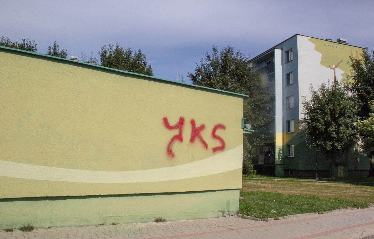 14 mężczyzn wymalowało sprejem w poniedziałkową noc symbole klubowe JKS Jarosław na elewacjach 8 budynków w Radymnie. <br/>fot.Bartłomiej Pacek