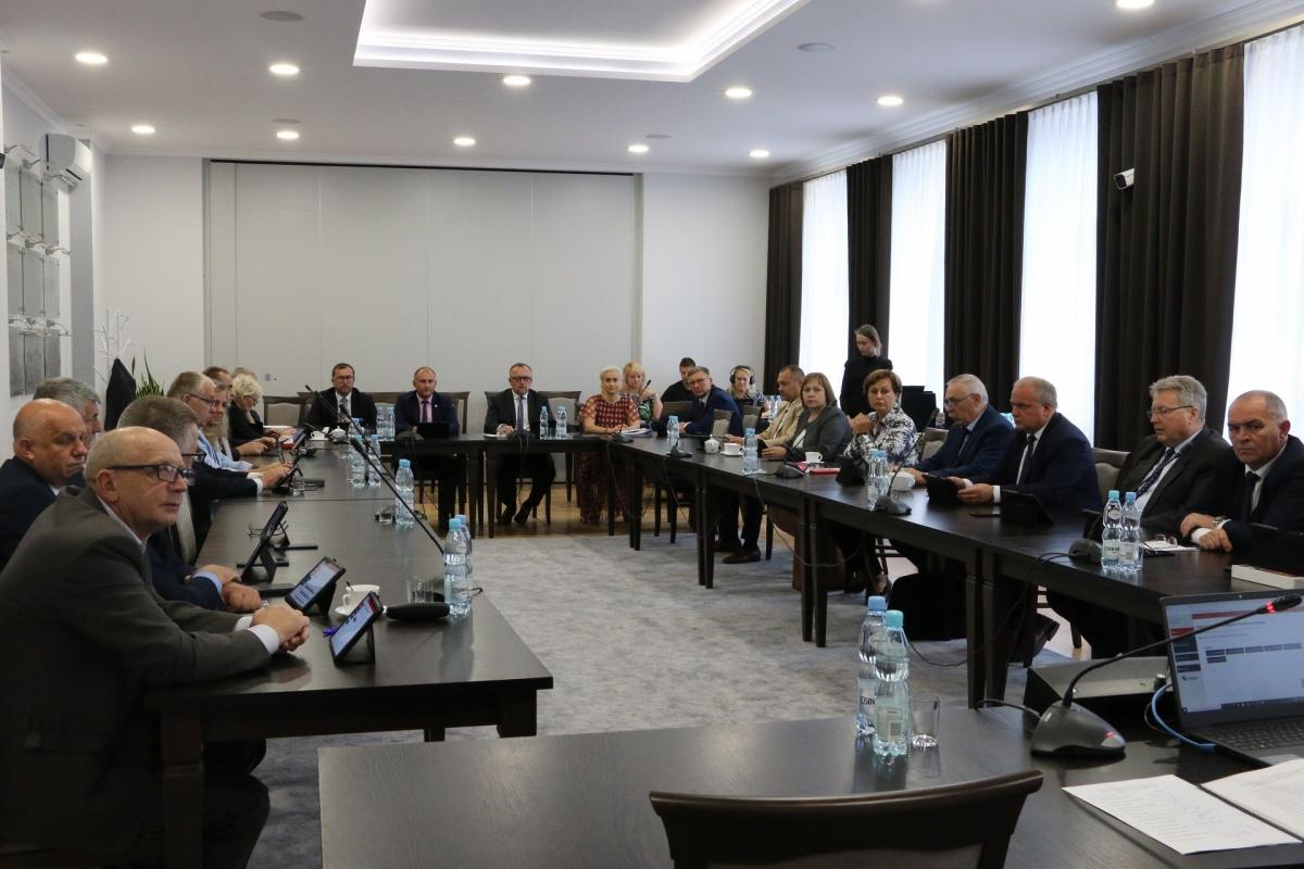 Radni uznali, że nad treścią oświadczenia nie ma potrzeby dyskutować i jednogłośnie przyjęli dokument przedłożony przez Zbigniewa Piskorza.<br/>fot.Starostwo Powiatowe w Jarosławiu