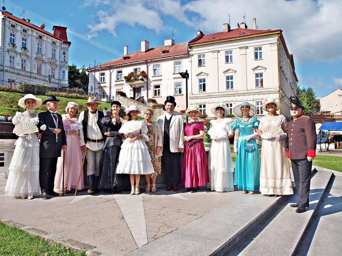 Grupa liczy obecnie 25 osób (nie wszyscy znaleźli się na zdjęciu). Stowarzyszenie „Damy i Huzary” zrobiło furorę. I całą pewnością będzie robić dalej!<br/>fot.Mariusz Godos