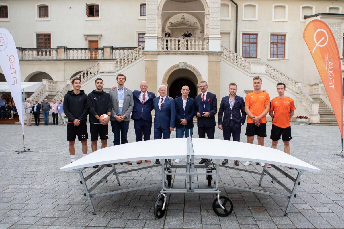 Tuż po wręczeniu stołu do teqballa dla przemyskiego II LO. Czwarty z prawej dyrektor Mariusz Zamirski, piąty z prawej szef Departamentu Dyplomacji Sportowej Ministerstwa Spraw Zagranicznych i Handlu Węgier Istvan Igloi-Nagy.<br/>fot.ze zbiorów własnych