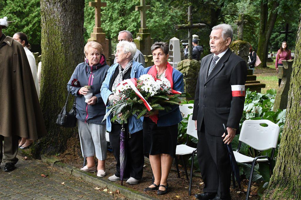 Główna część uroczystości odbyła się tradycyjnie na Cmentarzu Wojskowym przy ul. Przemysława. Tam, w asyście kompanii honorowej 5 Batalionu Strzelców Podhalańskich, pocztów sztandarowych oraz zaproszonych gości, odegrano Mazurka Dąbrowskiego.<br/>fot.UM Przemyśl  