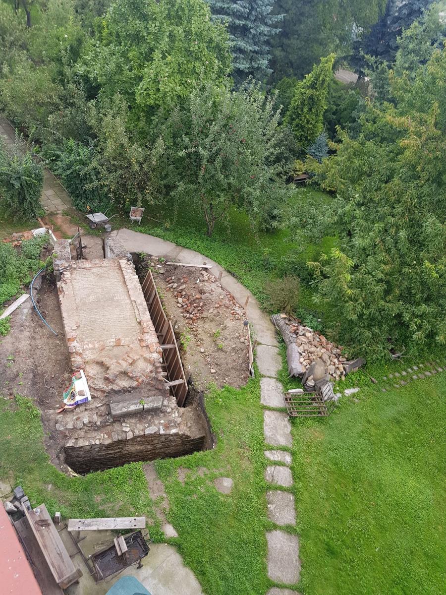 Kościół i klasztor oo. Franciszkanów-Reformatów na placu Na Bramie w Przemyślu to jeden z cenniejszych zabytków sakralnych w mieście. Czy w niewielkim przyklasztornym ogrodzie odsłonięty został fragment najstarszych umocnień klasztornych? Czas pokaże.<br/>fot.PWUOZ Przemyśl