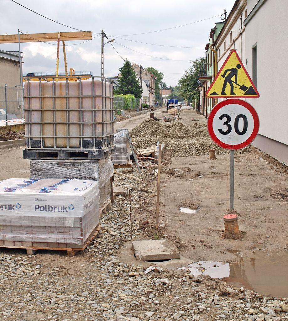 Kilkanaście dni temu rozpoczął się remont ok. 210-metrowej ulicy Mierosławskiego. To boczna ulicy Wincentego Pola. Ekipy remontowe są już po rozbiórce istniejących elementów (starej, zniszczonej nawierzchni, chodników, krawężników).<br/>fot.Mariusz Godos
