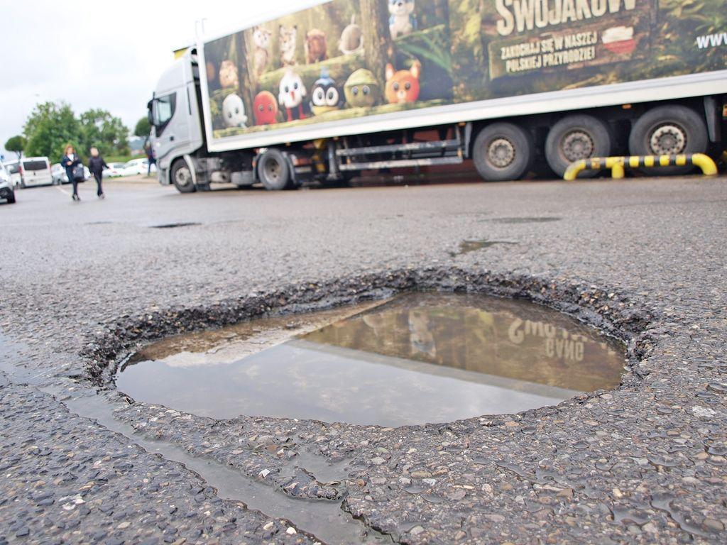Ubytki w nawierzchni bardzo utrudniają wjazd i wyjazd z parkingu. Pojazdy, mijając się podczas wjazdu i wyjazdu z parkingu, nie mają szans ich ominąć.<br/>fot.Mariusz Godos