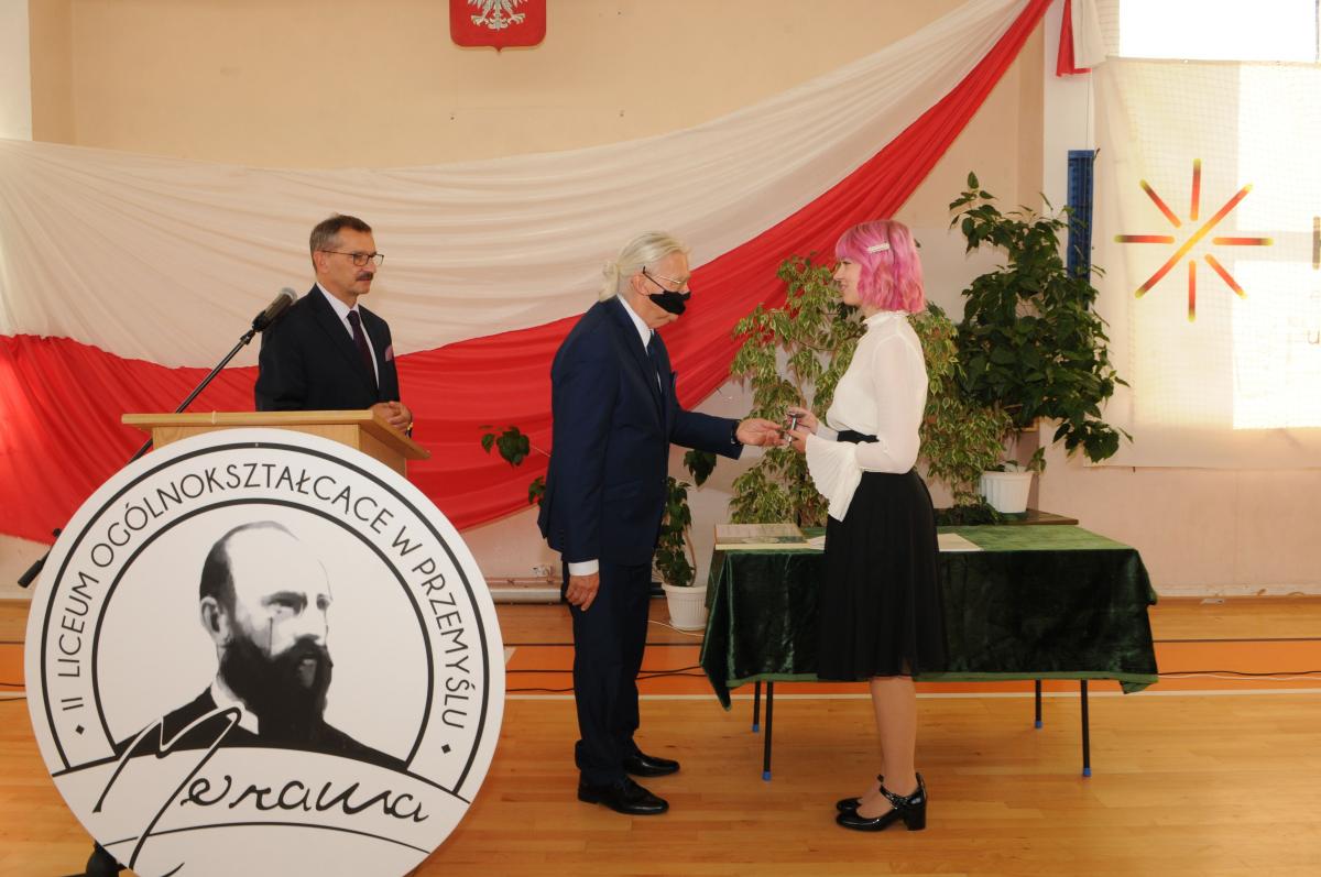Laureatką nagrody za rok szkolny 2020 – 2021 została absolwentka II LO Julia Słociak. Otrzymała ją 1 września br. podczas uroczystej inauguracji roku szkolnego 2021 – 2022. Nagrodę wręczał sam fundator. Z lewej dyrektor II LO w Przemyślu Mariusz Zamirski.<br/>fot.ze zbiorów II LO Przemyśl