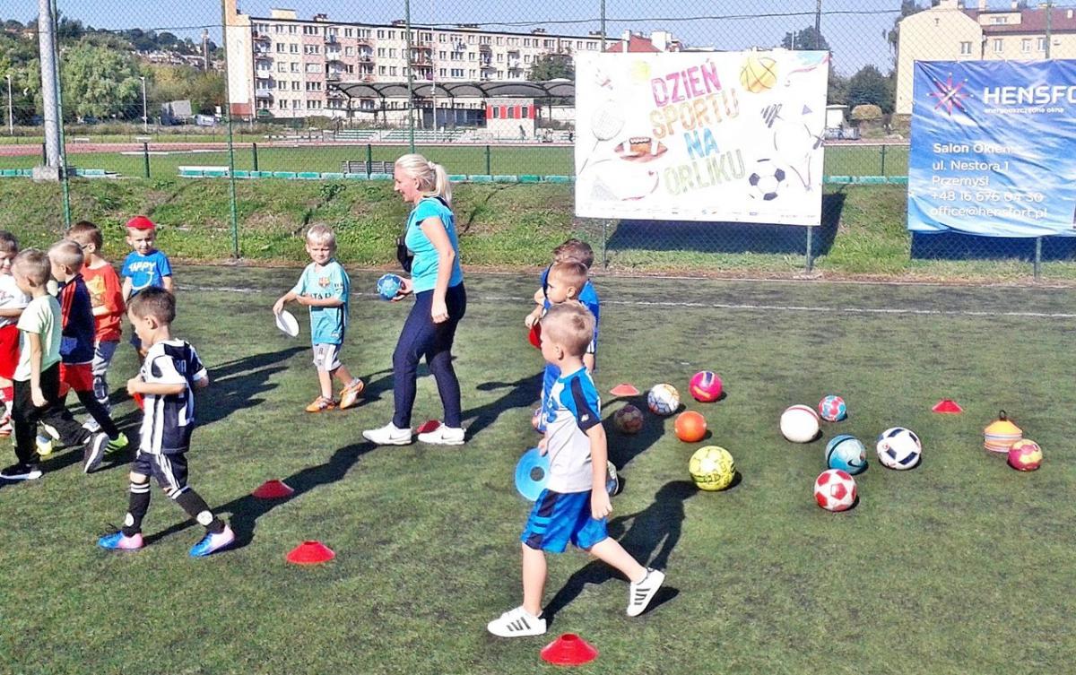 Na Orliku przy ul. Dworskiego 98 w Przemyślu są tłumy. Zarówno dzieci, jak i rodzice są zadowoleni, że mogą w aktywny sposób spędzać czas. Tyle, że nawierzchnia obiektu nadaje się przez to do wymiany. Ten projekt w ramach jednego z budżetów obywatelskich upadł. Podobnie jak projekt dotyczący zadasze