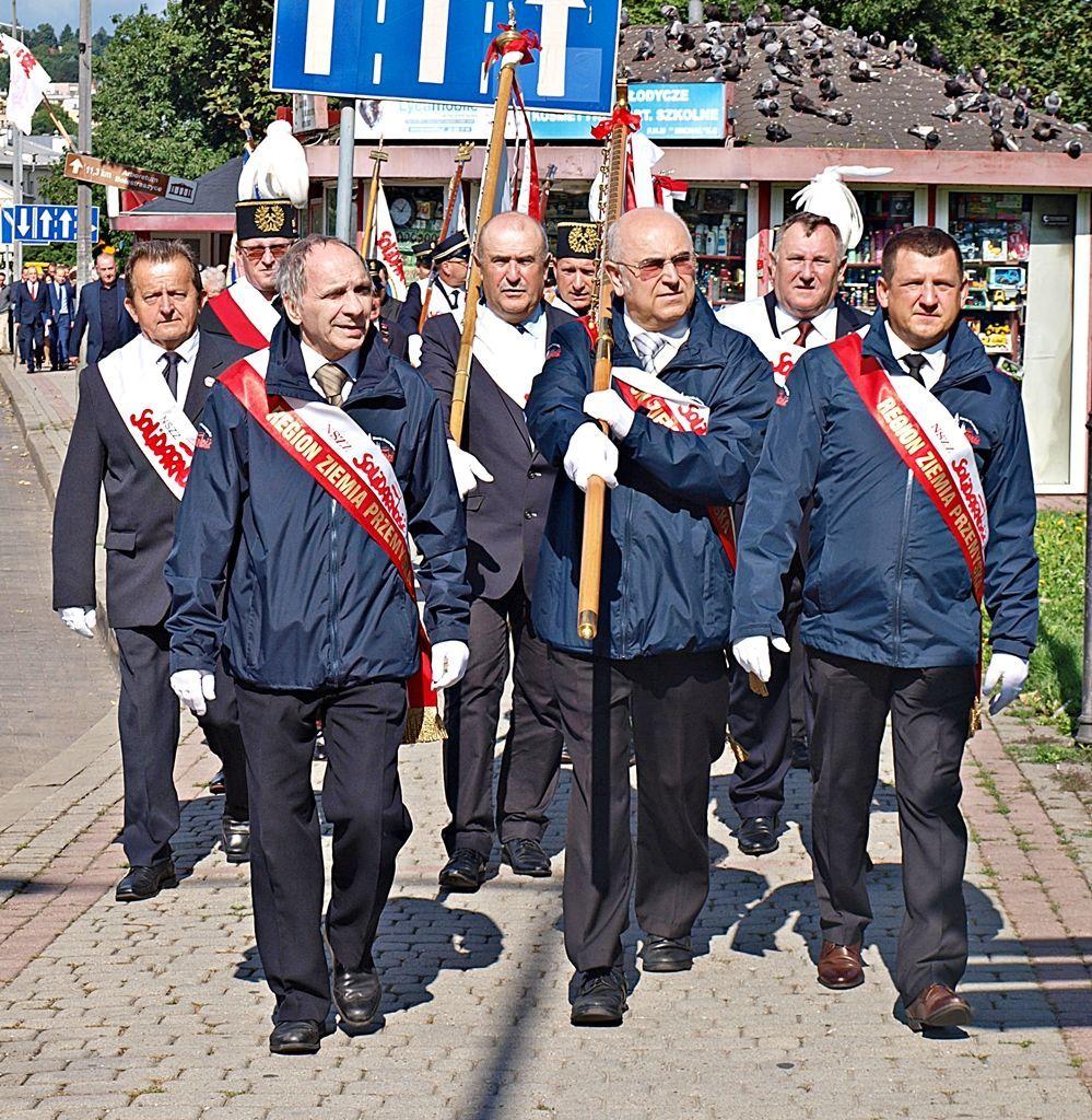 Podczas uroczystości obecni byli mieszkańcy miasta, przedstawiciele zakładowych „Solidarności” z różnych instytucji, poczty sztandarowe, w tym reprezentacja Regionu Ziemia Przemyska NSZZ „Solidarność”.<br/>fot.Mariusz Godos