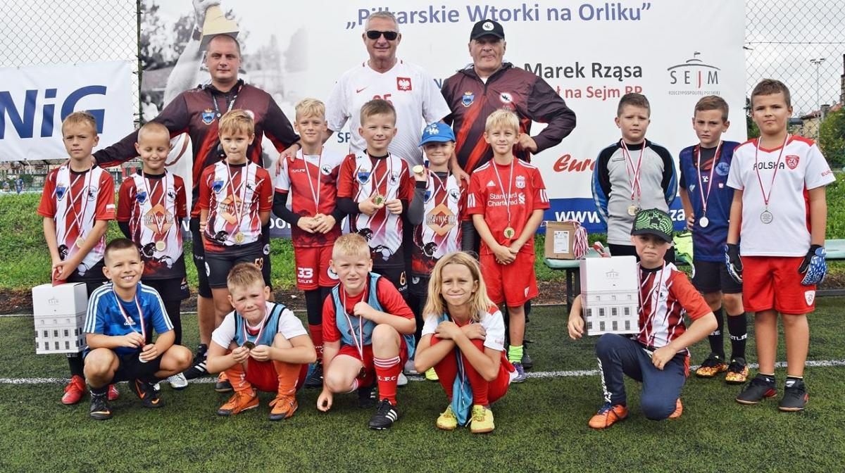 Zwycięzcy w kategorii U-10 z pomysłodawcą imprezy posłem M. Rząsą (w środku w górnym rzędzie).
