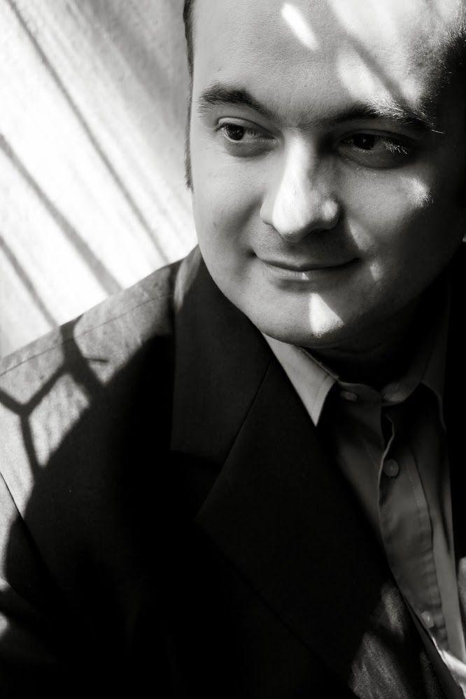 Włoski klawesynista Marco Vitale jest dyrektorem artystycznym orkiestry barokowej Contrasto Armonico, specjalizującej się w wykonawstwie muzyki stylu włoskiego oraz barokowych oper przy użyciu historycznych instrumentów i praktyk wykonawczych.<br/>fot.www.contrastoarmonico.eu
