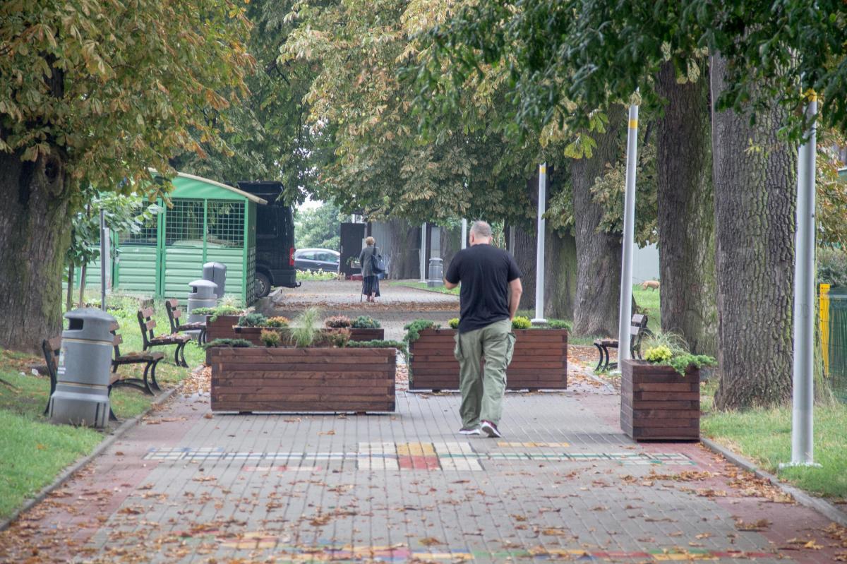 Nowy element bezpieczeństwa na osiedlu Pułaskiego – donice ustawione w poprzek alei Kasztanowej.<br/>fot.Bartłomiej Pacek