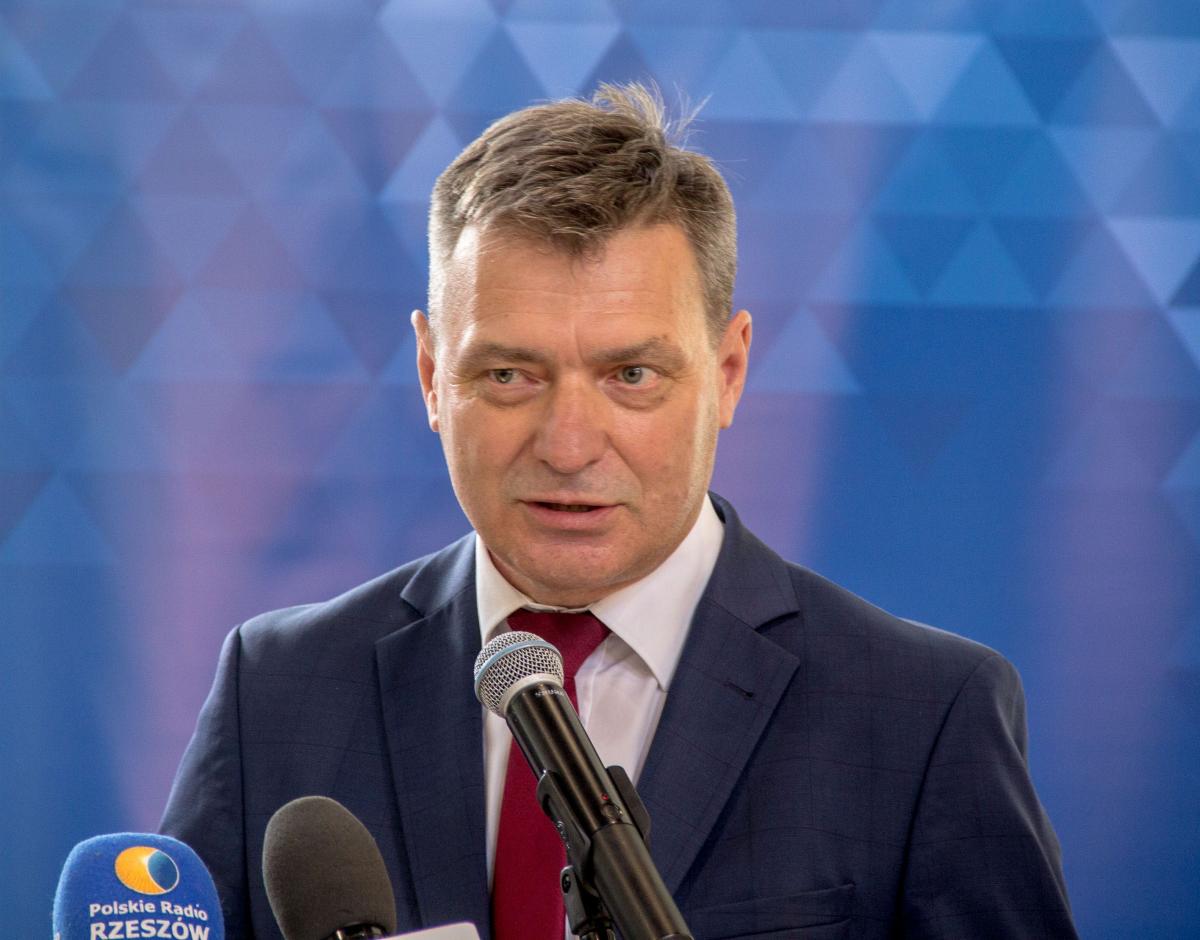 W sprawozdaniu o trwających i zakończonych inwestycjach burmistrz Mieczysław Piziurny informował też o przymiarkach do sprzedaży budynku dawnej szkoły oraz o utworzeniu grupy mającej umożliwić negocjowanie lepszych cen nabycia energii elektrycznej.<br/>fot.Bartłomiej Pacek