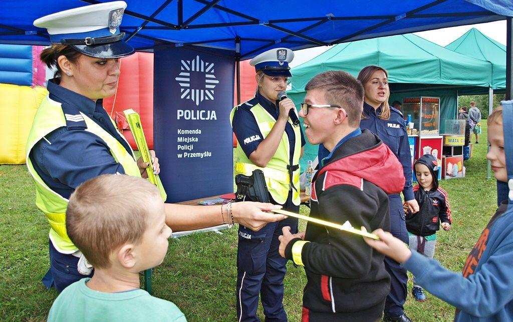 Funkcjonariuszki Wydziału Ruchu Drogowego Komendy Miejskiej Policji w Przemyślu prowadziły quiz z wiedzy o zasadach bezpiecznego poruszania się po drogach. <br/>fot.Mariusz Godos