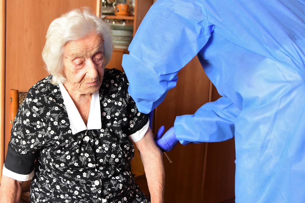 102-latka pani Maria Hołodia zaszczepiła się jednorazową dawką preparatu firmy Johnson&Johnson 27 sierpnia br.<br/>fot.ze zbiorów Wojewódzkiego Szpitala im. św. Ojca Pio w Przemyślu