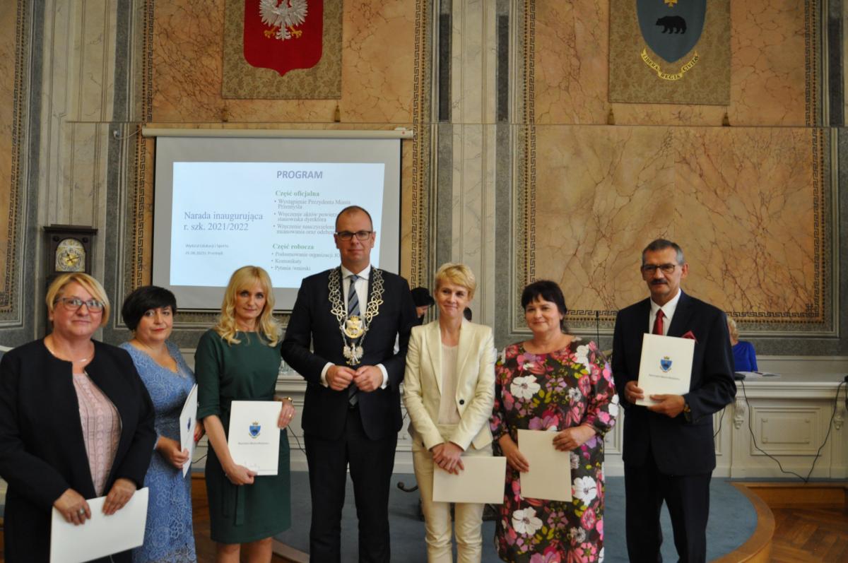26 sierpnia br. w sali narad UM w Przemyślu odbyło się uroczyste wręczenie nominacji nowym – starym dyrektorom placówek oświatowych. Otrzymali je z rąk prezydenta miasta Wojciecha Bakuna.<br/>fot.UM Przemyśl  