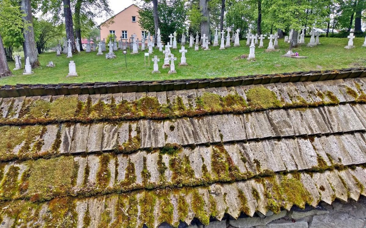 Wiele nagrobków na tzw. małym cmentarzu w Radrużu, tuż przed cerkwią, zostało wspaniale odrestaurowanych.<br/>fot.Mariusz Godos