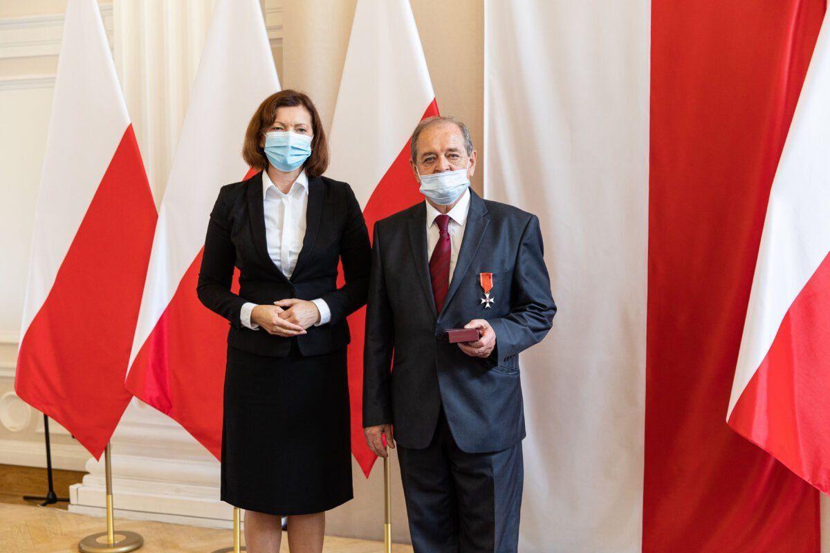 Prezes Stowarzyszenia Pamięci Polskich Termopil i Kresów. im. księdza Bronisława Mireckiego w Przemyślu Stanisław Szarzyński (z prawej) otrzymał Krzyż Kawalerski Orderu Odrodzenia Polski za wybitne zasługi w działalności społecznej, za pielęgnowanie pamięci o najnowszej historii Polski.<br/>fot.PUW 