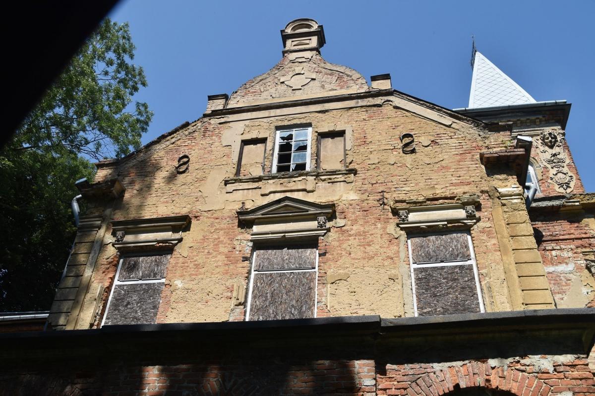 Obiekt został wybudowany na przełomie XIX i XX w. Jest murowany, częściowo podpiwniczony, założony na rzucie w kształcie litery L, dwukondygnacyjny.<br/>fot.PWUOZ Przemyśl
