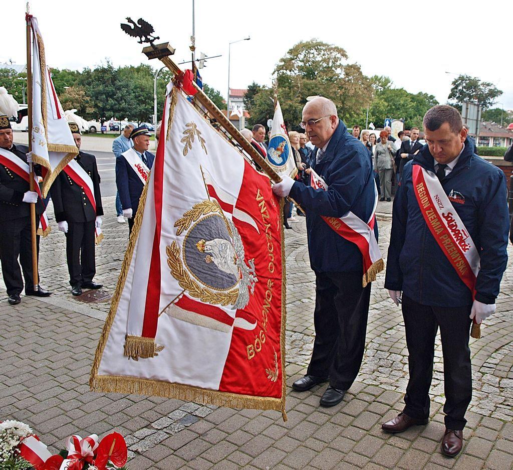 W uroczystościach na Kamiennym Moście wzięli udział przedstawiciele zakładowych „Solidarności” z różnych instytucji.<br/>fot.Mariusz Godos