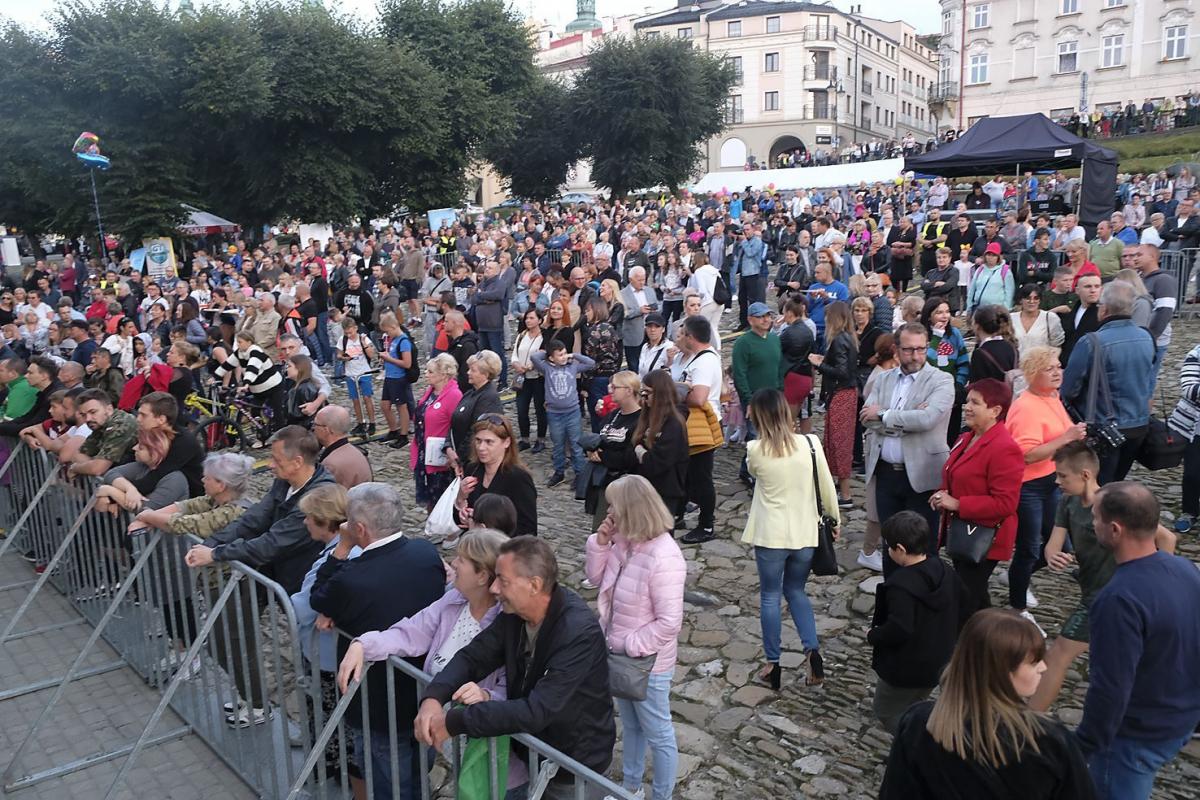 Koncerty gwiazd zgromadziły pod sceną ulokowaną tuż obok przemyskiego magistratu bardzo dużo osób.<br/>fot.Jacek Szwic