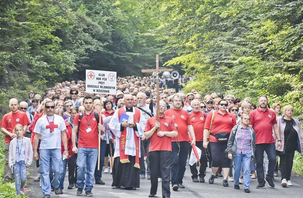 Od wielu lat kluby HDK PCK przyjeżdżają do sanktuarium w Kalwarii Pacławskiej, aby wspólnie modlić się i podziękować za to, że mogą bezinteresownie pomagać osobom, które krwi potrzebują.<br/>fot.archiwum ŻP