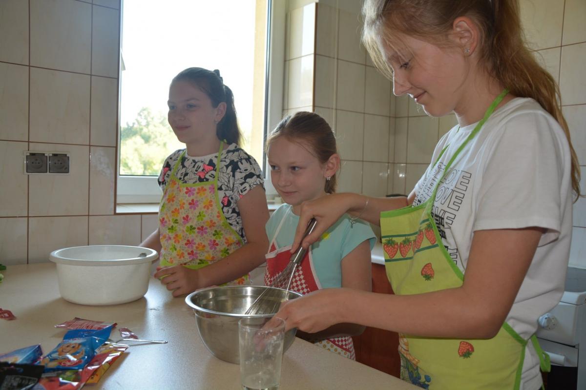 Muffinki z kremem, przygotowane pod okiem Jadwigi Czwakiel, przewodniczącej KGW w Rudce, smakowały wybornie.<br/>fot.CKSiR Sieniawa