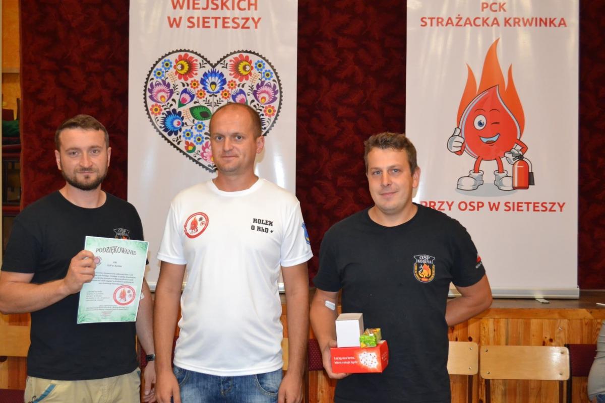 Roland Florek, prezes Klubu HDK PCK „Strażacka Krwinka” ze strażakami ochotnikami z Kosiny, którzy byli uczestnikami ostatniej akcji.

<br/>fot.materiały organizatora