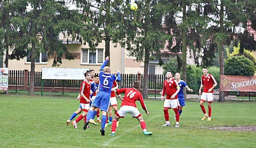 V-ligowy KS Szówsko (czerwone koszulki) postawił się III-ligowemu Texom Sokołowi Sieniawa.<br/>fot.www.facebook.com/ksszowsko
