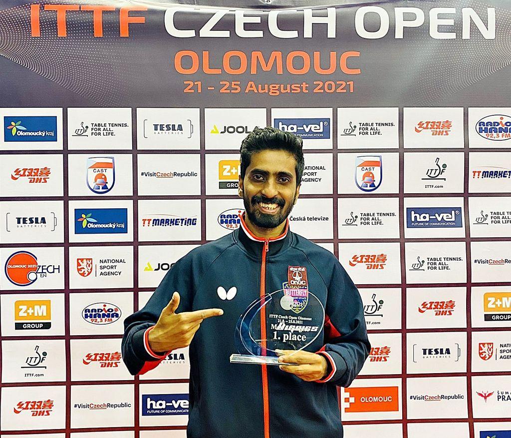 Sathiyan Gnanasekaran z trofeum za wygranie ITTF Czech International Open w Ołomuńcu.<br/>fot.ze zbiorów własnych