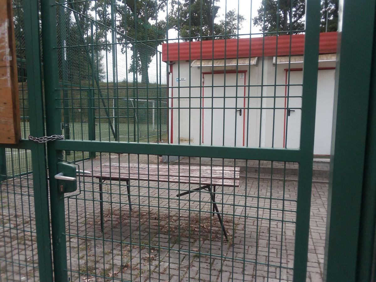 Zdewastowane ławki, zły stan techniczny innych urządzeń... – to obraz orlika przy ul. Parkowej, nakreślony przez mieszkańca Birczy, naszego czytelnika.<br/>fot.ze zbiorów własnych