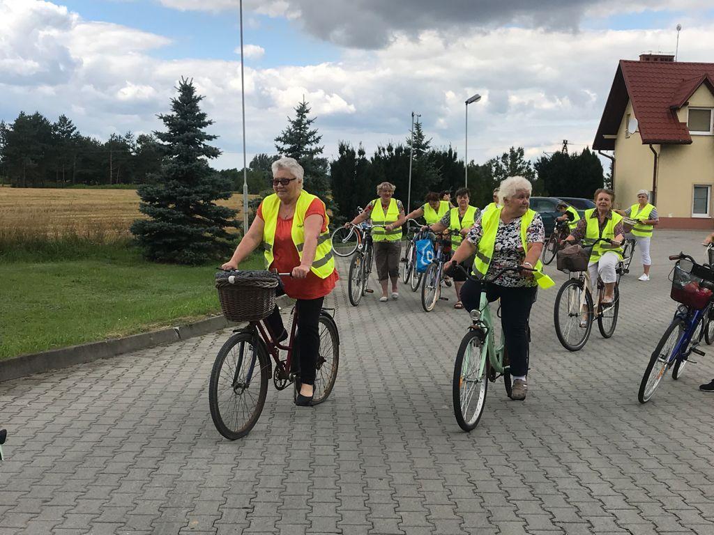 Czy z kijkami, czy z kółkami – seniorom humory dopisywały.<br/>fot.UG Tryńcza