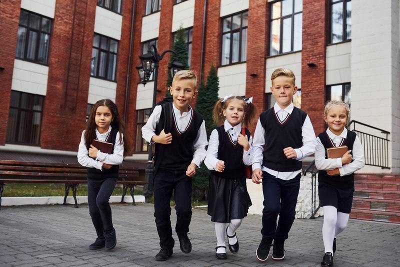1 września uczniowie wracają do szkół. Zgodnie z zapowiedziami resortu edukacji brany jest pod uwagę wyłącznie powrót do stacjonarnej formy nauczania, ale wśród rodziców daje się słyszeć głosy sygnalizujące obawę, że ten stan nie potrwa długo.<br/>fot.ze zbiorów własnych