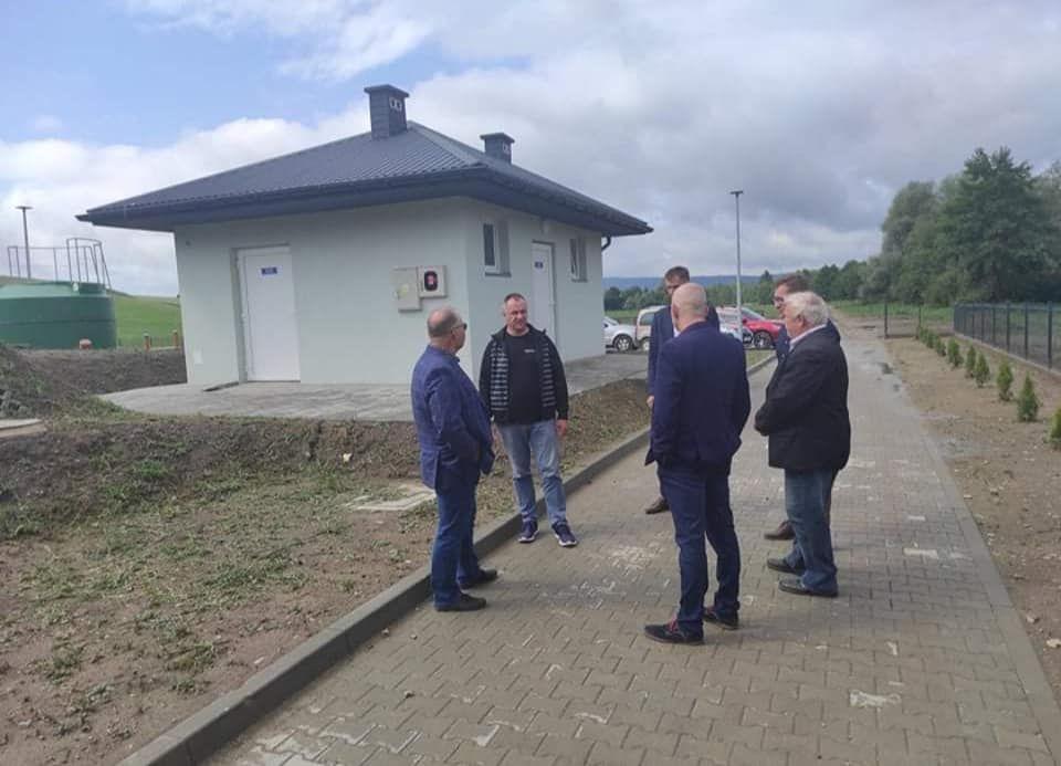 Kilka dni temu władze gminy odebrały tę dużą i niezwykle ważną inwestycję – nowoczesną oczyszczalnię ścieków w Kupiatyczach. Dwa miesiące przed czasem.<br/>fot.UG Fredropol