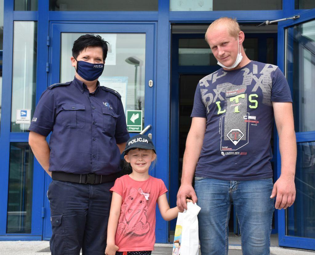 Wiktoria marzy o pracy w policji. Choć ma dopiero 5 lat, można przypuszczać, że z determinacją będzie dążyć do realizacji celu. Jak na razie udało jej się dopiąć swego i spotkać się z prawdziwą policjantką oraz dowiedzieć więcej o policyjnym fachu. <br/>fot.KPP Jarosław