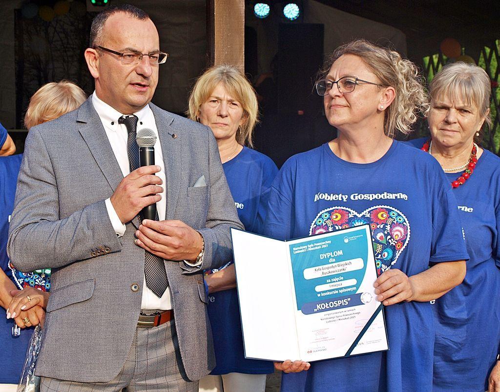 Na festynie nie mogło zabraknąć oczywiście wójta gminy Żurawica Tomasza Szeleszczuka. Obok „motor napędowy” całego przedsięwzięcia Dorota Becker. <br/>fot.Mariusz Godos