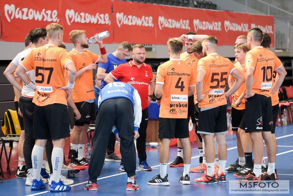 Przemyślanie pod wodzą Przemysława Korobczaka (czerwona koszulka) nie mieli za wiele do powiedzenia podczas turnieju w Legionowie.<br/>fot.Mariusz Sokalski