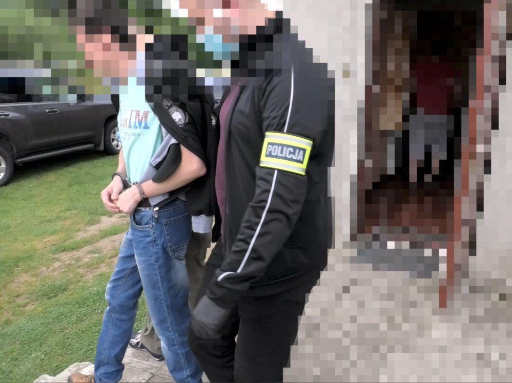 Warszawscy policjanci specjalizujący się w walce z cyberprzestępczością zatrzymali 27-latka w domu w Woli Krzywieckiej. Mężczyzna został przewieziony do stolicy.<br/>fot.asp. sztab. Małgorzata Wersocka