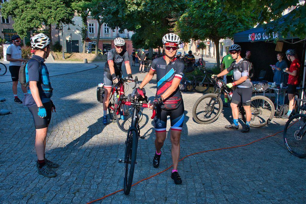 Kolarze tradycyjnie wyruszyli z placu Niepodległości, mając do pokonania 550 km do schroniska „Głodówka” koło Bukowiny Tatrzańskiej. W małych, 5-osobowych grupach na trasę wyruszyło ponad 300 zawodników, których zadaniem było osiągnąć jak najlepszy czas (limit czasowy to 80 godzin) w regule tzw. sam