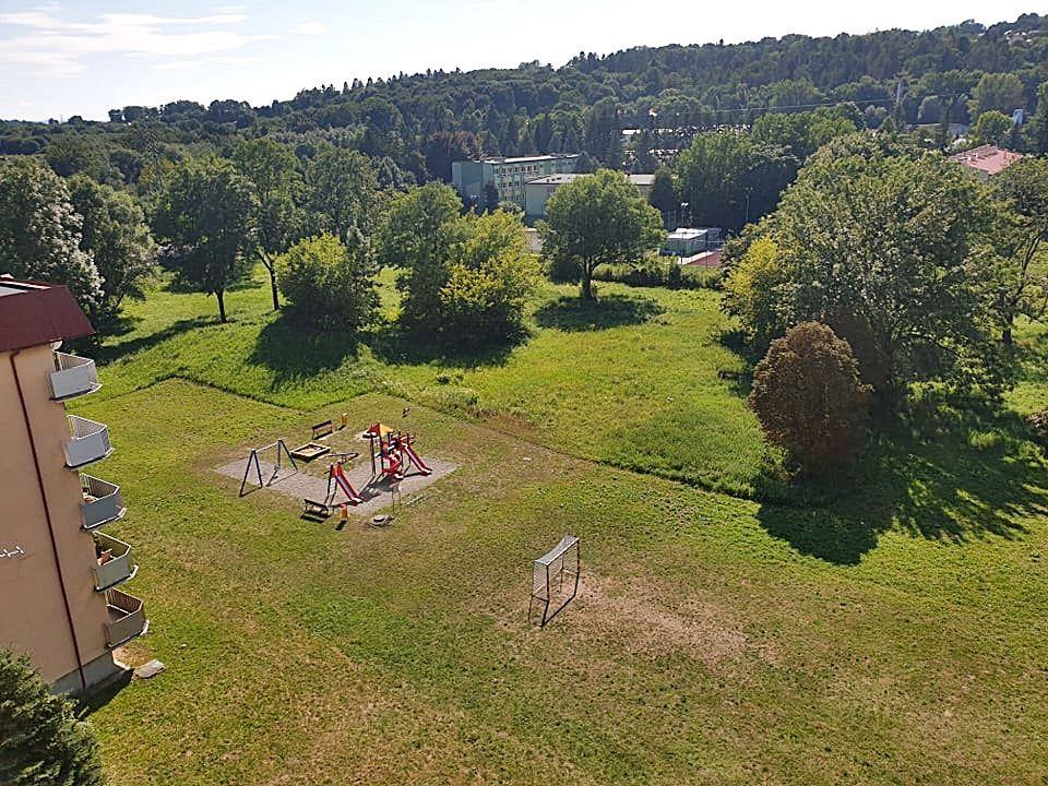 Za dwoma wieżowcami w ramach budżetu obywatelskiego wybudowany został plac zabaw oraz, będąca w trakcie realizacji, siłownia zewnętrzna. Zdaniem mieszkańców postawienie za tymi obiektami bloków sprawi, że teren, mający być z założenia rekreacyjnym, stanie się niebezpiecznym dla dzieci.<br/>fot.ze zb