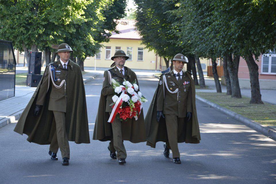 Pamięć poległych żołnierzy uczczona została minutą ciszy, a symboliczną wiązankę kwiatów złożyli dwaj dowódcy – ppłk M. Zalewski oraz ppłk Rafał Kluz.<br/>fot.ze zbiorów własnych