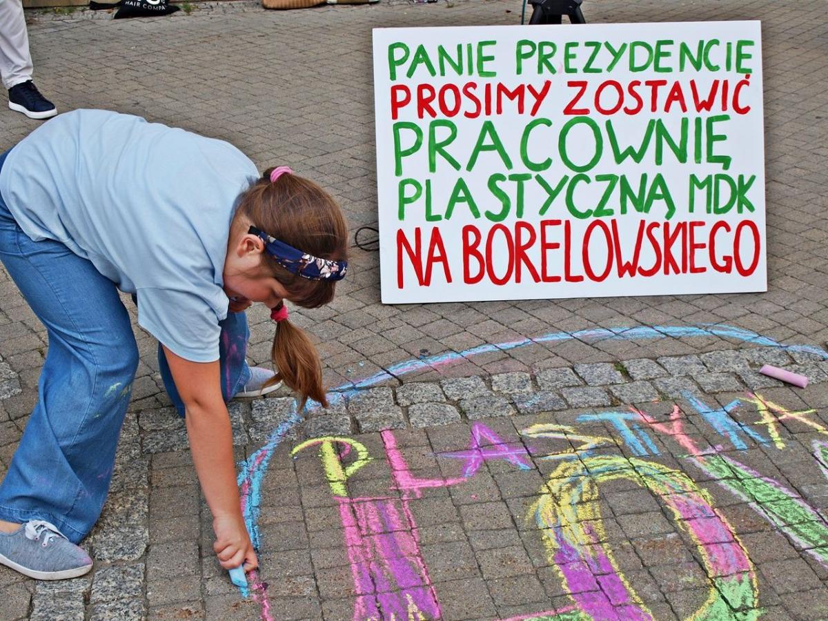 Wśród pikietujących nie zabrakło dzieci i młodzieży, która chętnie korzystała z pomieszczeń przy ul. Borelowskiego.<br/>fot.Mariusz Godos