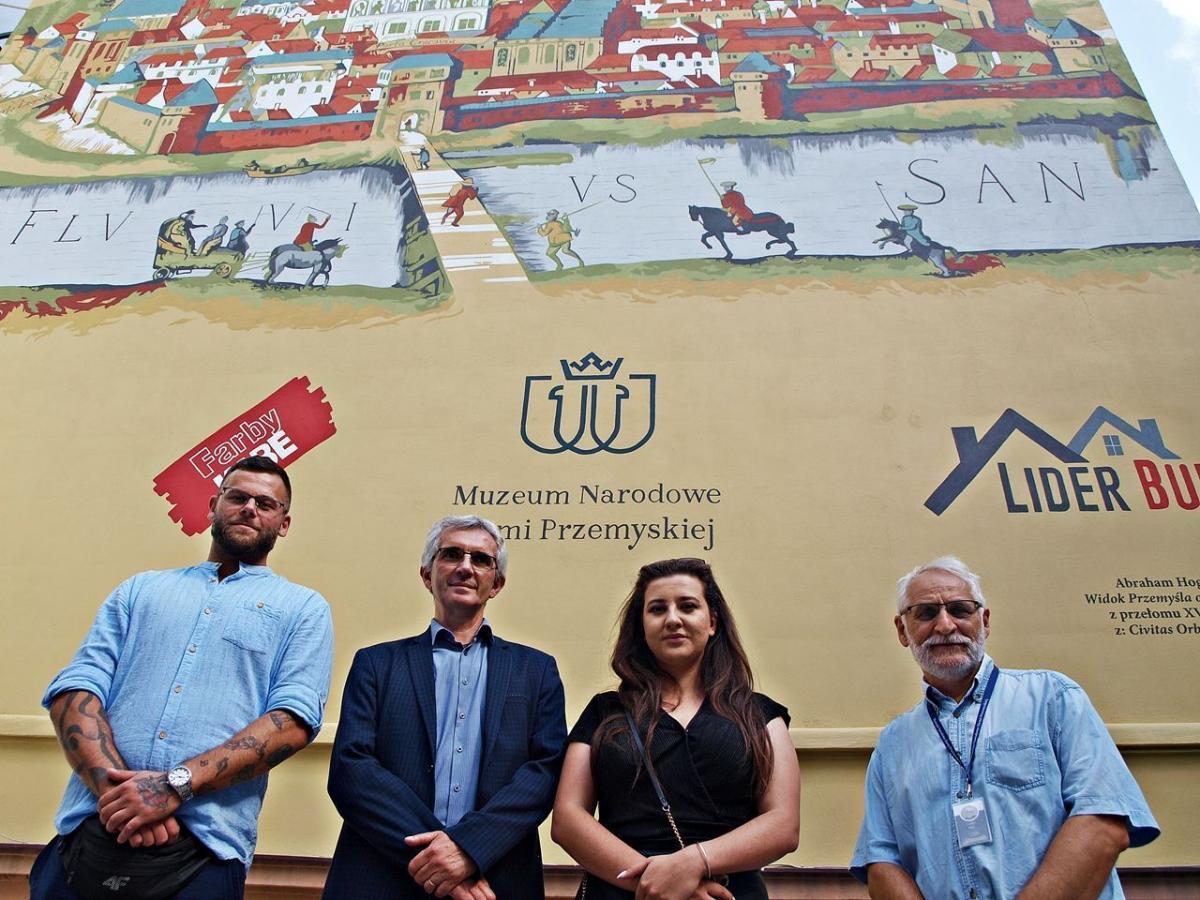 Mural na południowej ścianie kamienicy należącej do Muzeum Narodowego Ziemi Przemyskiej przy ul. Serbańskiej 7 przedstawia najstarszy znany widok Przemyśla z przełomu XVI – XVII wieku, pochodzący z dzieła „Civitates Orbis Terrarum” Georga Brauna i Fransa Hogenberga.<br/>fot.Mariusz Godos