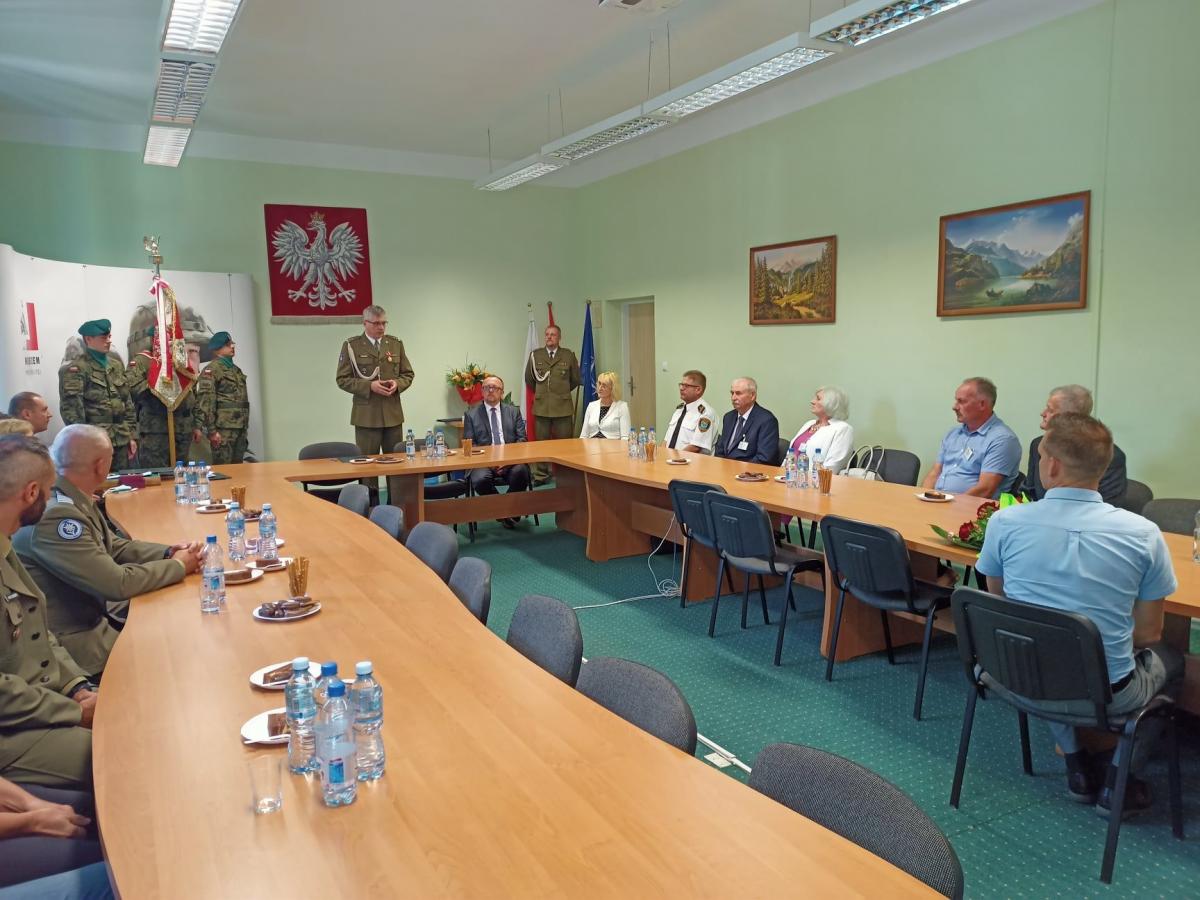 Dekoracja medalami „Za zasługi dla obronności kraju” odbyła się w siedzibie WKU w Jarosławiu. <br/>fot.Starostwo Powiatowe w Jarosławiu