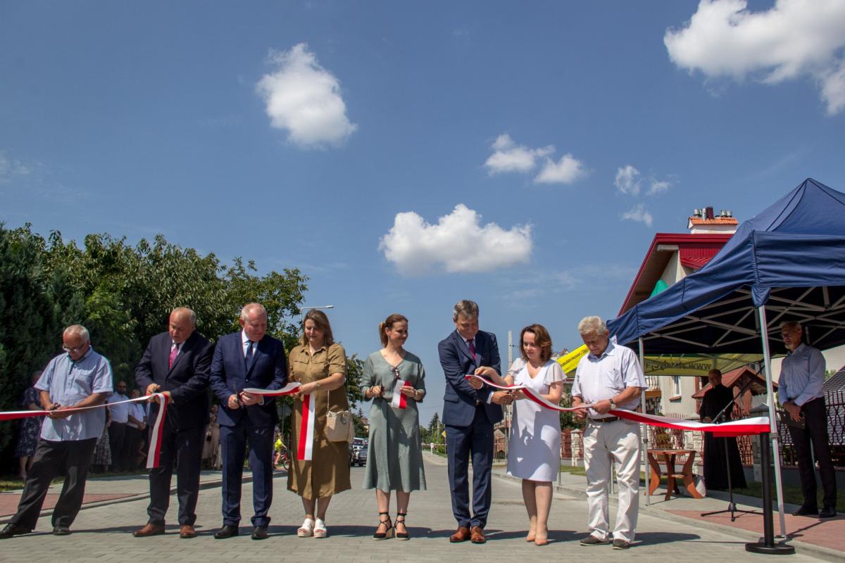 Przecięcie wstęgi symbolizuje finalizację jednej z największych inwestycji w Radymnie.<br/>fot.Bartłomiej Pacek