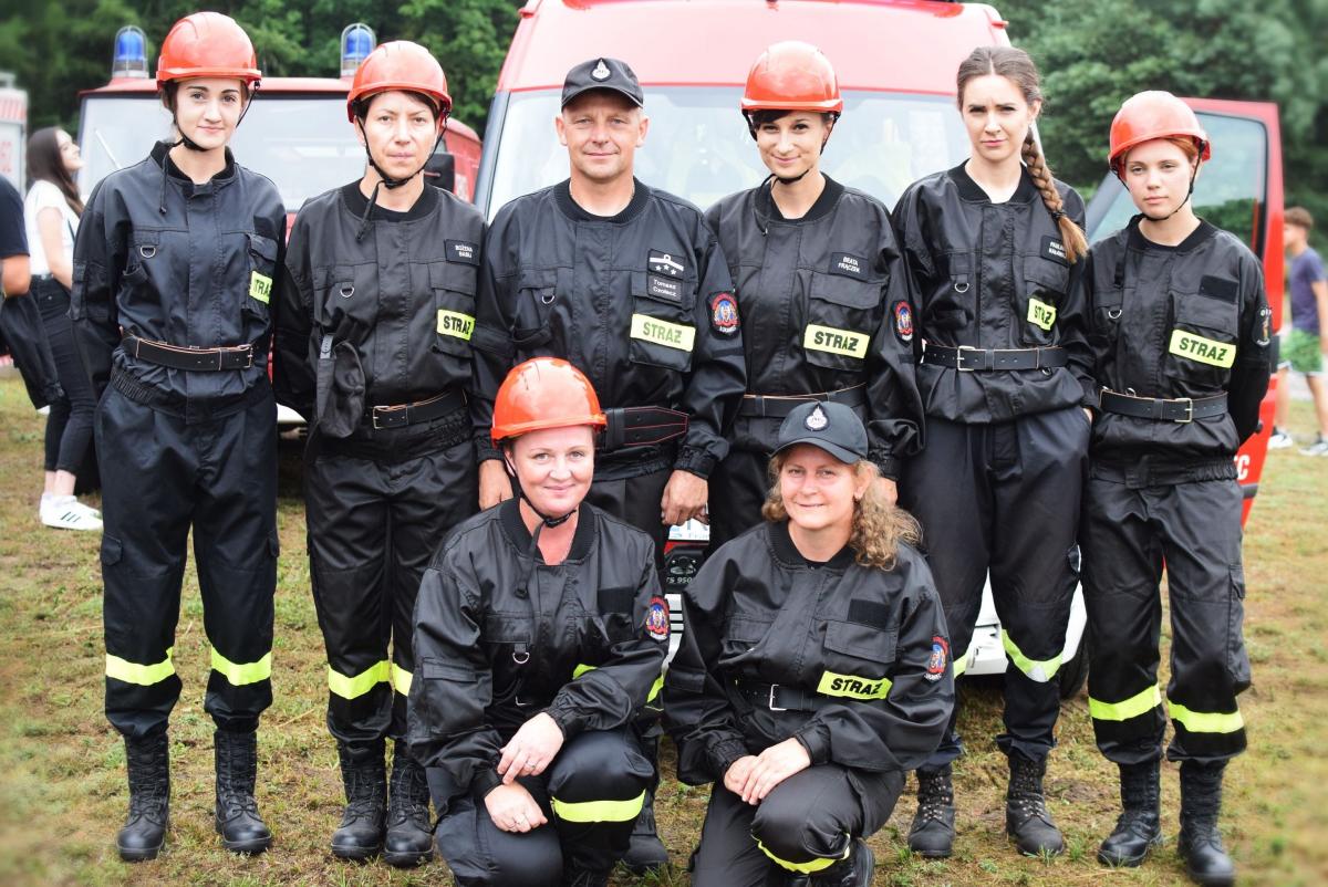 Żeńska drużyna sportowo-pożarnicza w przy jednostce OSP Łukawiec (na zdjęciu w niepełnym składzie) zawsze może liczyć na wsparcie prezesa jednostki dha Tomasza Czołacza.<br/>fot.ze zbiorów własnych