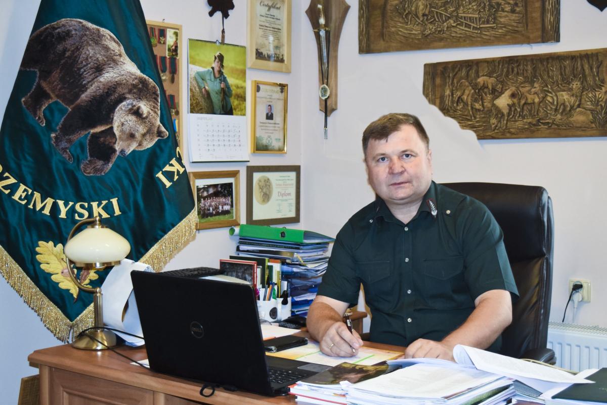 Według najnowszych danych GUS w Polsce żyje około 4 tysięcy wilków, z czego 70 procent na Podkarpaciu. Na terenie czterech powiatów: przemyskiego, jarosławskiego, lubaczowskiego, przeworskiego bytuje ich około 300 – informuje Tomasz Makarowski, łowczy okręgowy, przewodniczący Zarządu Okręgowego Pols