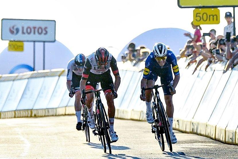 João Almeida (z prawej) wygrał 2. etap TdP w Przemyślu. Obok Włoch Diego Ulissi.<br/>fot.www.tourdepologne.pl