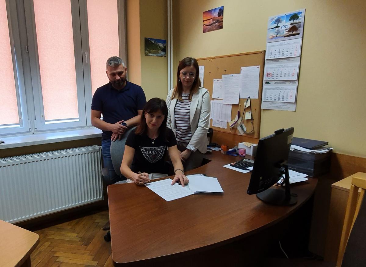 Umowę na dofinansowanie parafowała dyrektor Powiatowego Urzędu Pracy w Jarosławiu Ewelina Olejarz (w środku).<br/>fot.Starostwo Powiatowe w Jarosławiu