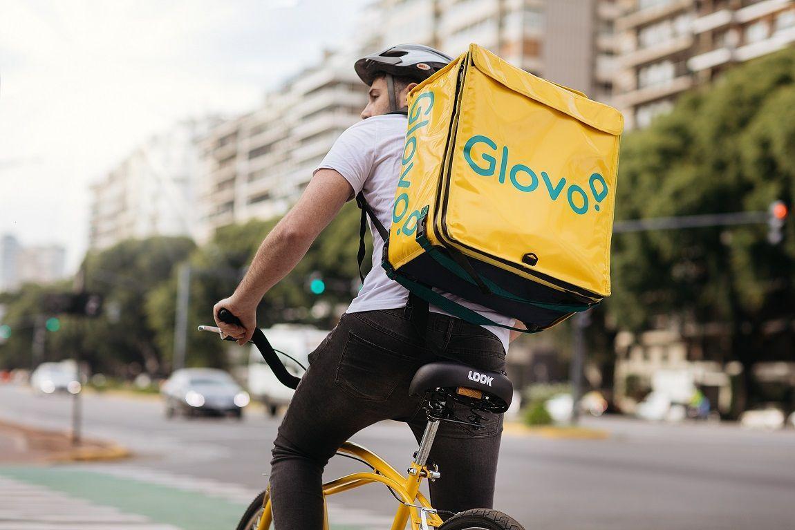Zamówienia będą dostarczone przez kurierów Glovo w pełni bezpieczny sposób dzięki dostawie bezkontaktowej, w maksymalnie godzinę od momentu złożenia.  <br/>fot.ze zbiorów Glovo
