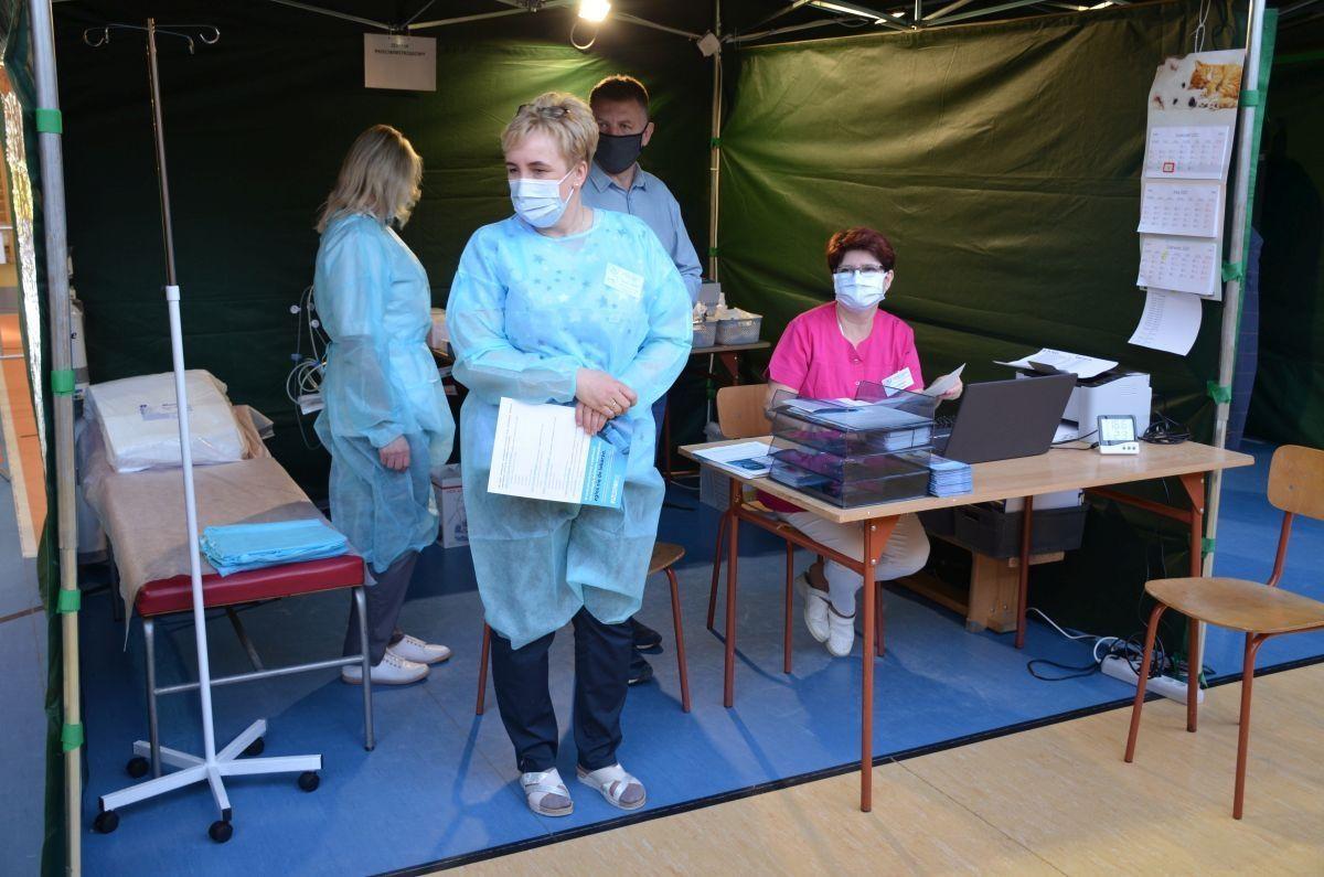 Zainteresowanie szczepieniami wyraźnie zmalało. Pod koniec kwietnia tego roku informowaliśmy o otwarciu pierwszego punktu szczepień powszechnych w powiecie przeworskim. Otwarto go w Kańczuckim Ośrodku Sportu i Rekreacji. Niestety w związku ze spadkiem zainteresowania szczepieniami przestał mieć racj